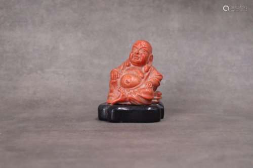 CHINE. Bouddha en pierre orange sculptée, s