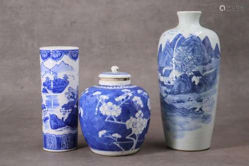 CHINE. Réunion de deux vases et d'un pot co