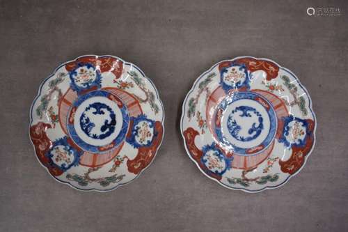 CHINE. Paire d'assiettes en porcelaine à dé