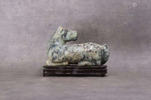 CHINE. Cheval allongé en pierre dure sculpt