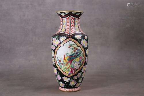 CHINE. Vase en porcelaine à décor d'un vola