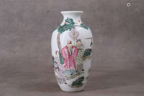 CHINE. Vase en porcelaine à décor polychrom