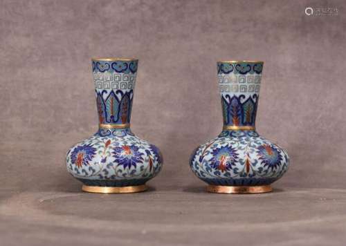 CHINE. Paire de vases en bronze à émaux clo