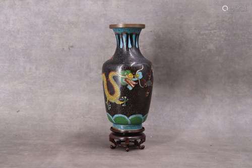 CHINE. Vase en bronze à émaux cloisonnés, à