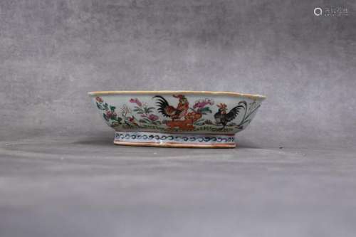 CHINE. Coupe sur pied en porcelaine à décor