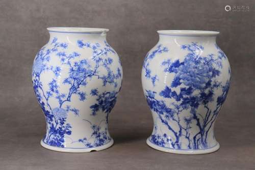 CHINE. Paire de vases en porcelaine à décor