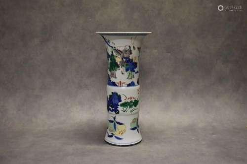 CHINE. Vase en porcelaine à décor de fleurs