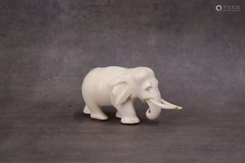 CHINE. Eléphant sculpté. Dimensions : 9 x 1