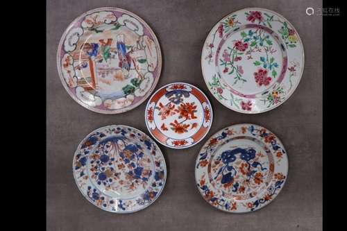 CHINE. Réunion de cinq assiettes en porcela