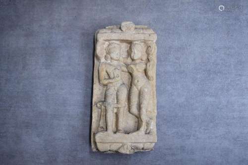 INDE. Femmes, haut relief en pierre sculpté