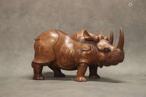 ASIE. Rhinocéros en bois exotique sculpté.