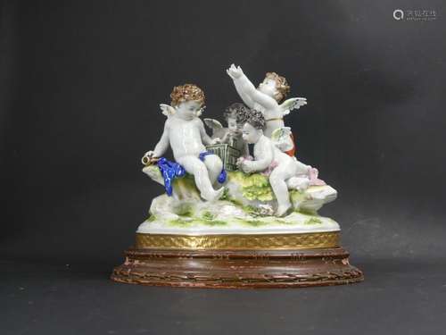 Sujet en porcelaine polychrome aux angelots