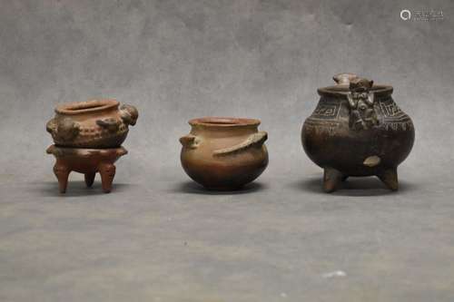 ART PRECOLOMBIEN. Une réunion de trois vase