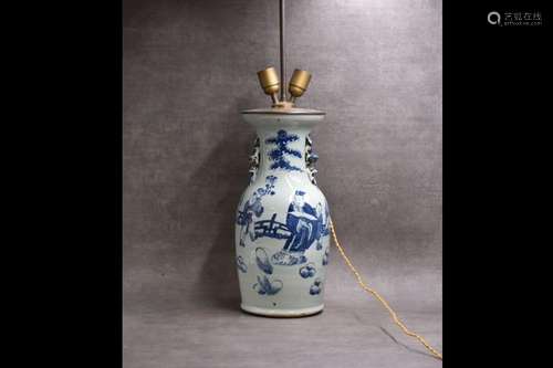 CHINE. Vase balustre en porcelaine bleu et