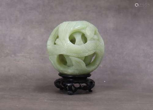 CHINE. Boule de chance en sculpté, socle en