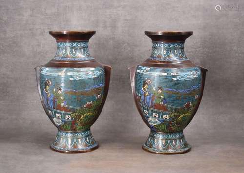 CHINE. Paire de vases en bronze à émaux clo