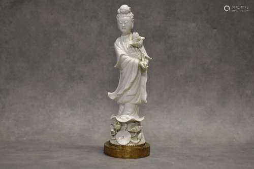 CHINE. Divinité au lotus en porcelaine de G