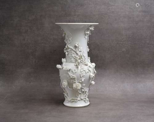 CHINE. Vase en porcelaine blanche à décor d