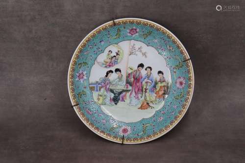 CHINE. Plat rond en porcelaine; famille ros