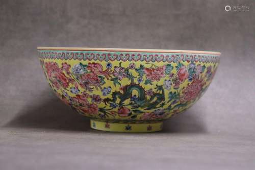 CHINE. Grand bol en porcelaine dite coquill