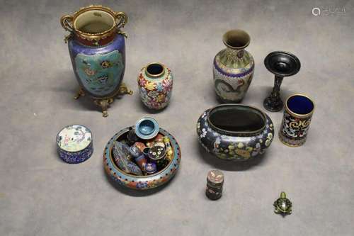 CHINE. Réunion d'émaux cloisonnés comprenan