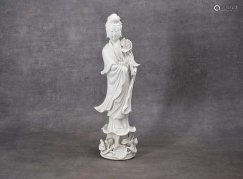 CHINE. Divinité au lotus en porcelaine de G