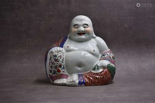 CHINE. Bouddha en porcelaine polychrome. Ac