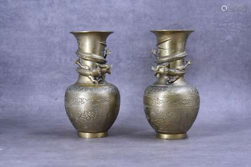 CHINE. Paire de vases en bronze ciselé et d