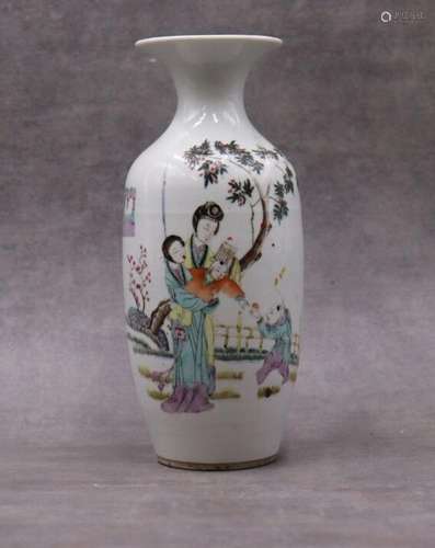 CHINE. Vase en porcelaine blanche à col éva