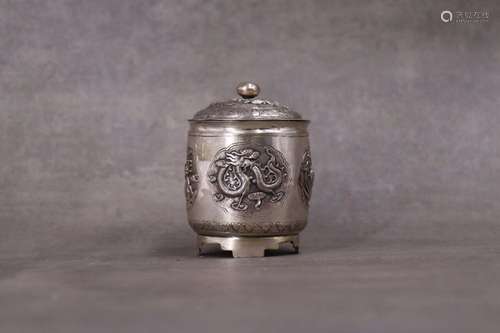 CHINE. Petit pot couvert en argent à décor