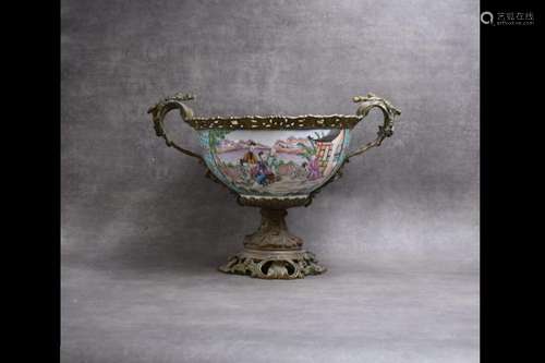 CHINE. Coupe en porcelaine avec monture en