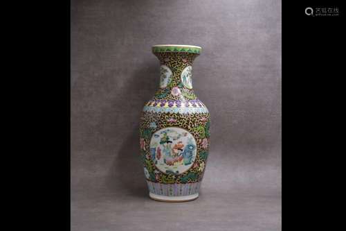 CHINE. Vase balustre en porcelaine à décor