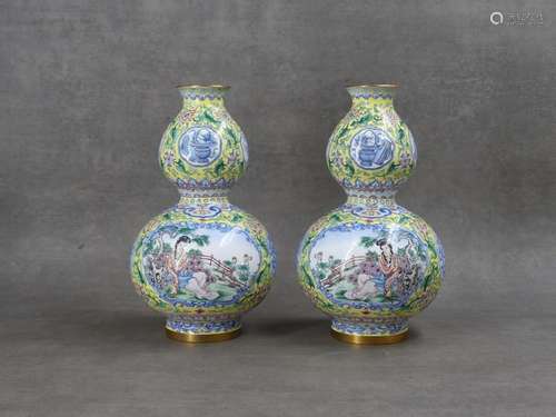 CHINE. Paire de vases gourdes à décor de sc