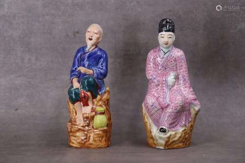 CHINE. Paire de sujets en porcelaine émaill