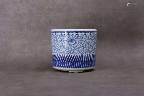 CHINE. Cache-pot en porcelaine à décor en c