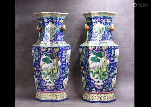 CHINE. Paire de vase en porcelaine à décors