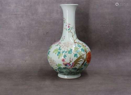 CHINE. Vase à col long en porcelaine émaill