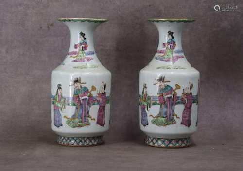 CHINE. Paire de vase en porcelaine à décor