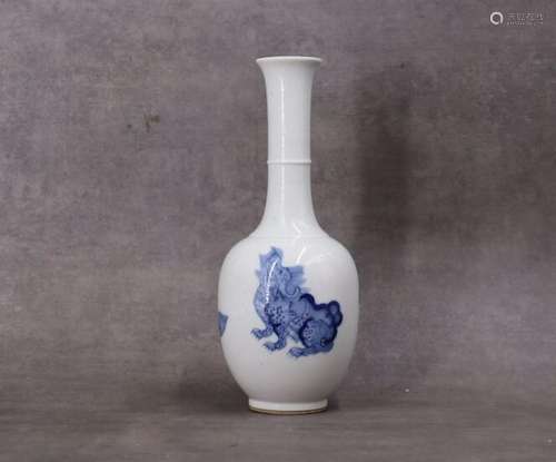 CHINE. Soliflore en porcelaine émaillée à d