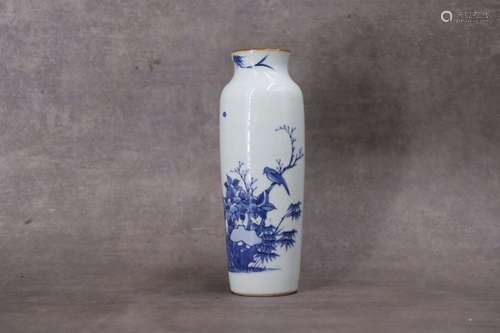 CHINE. Vase en porcelaine à décor en camaïe