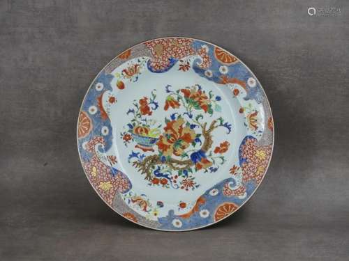 CHINE. Plat en porcelaine à décor de fleurs