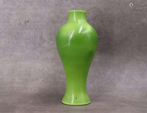 CHINE. Vase en porcelaine verte. Hauteur :