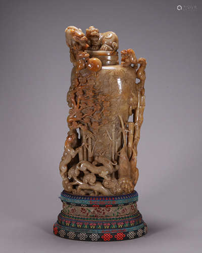 A dragon patterned Shoushan soapstone vase