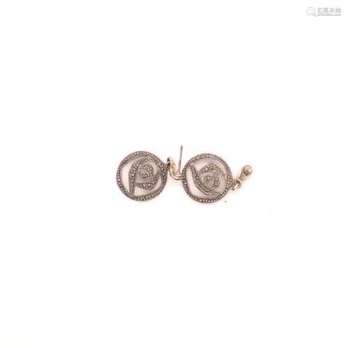 PAIRE DE BOUCLES D'OREILLES EN ARGENT ET MINI BRILLANTS<br /...