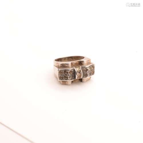 BAGUE DE STYLE ART DÉCO EN ARGENT ET BRILLANTS <br />
Tdd : ...