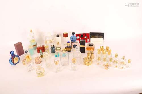 LOT D'UNE QUARANTAINE DE FLACONS DE PARFUMS<br />
Dont Guerl...