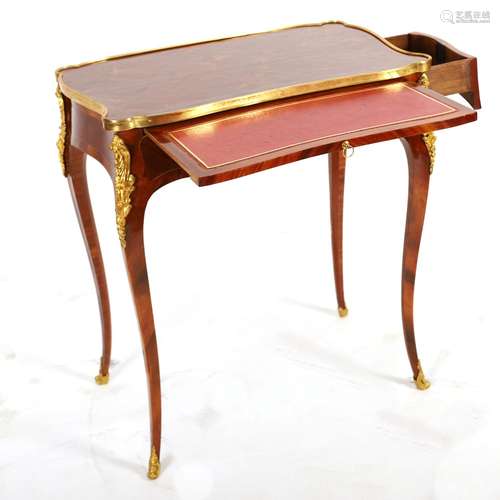 PETITE TABLE DE SALON MARQUETÉE D'ÉPOQUE LOUIS XV<br />
Le p...