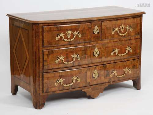 COMMODE MARQUETÉE LOUIS XIV DANS LE GOÛT DE HACHE<br />
Déco...