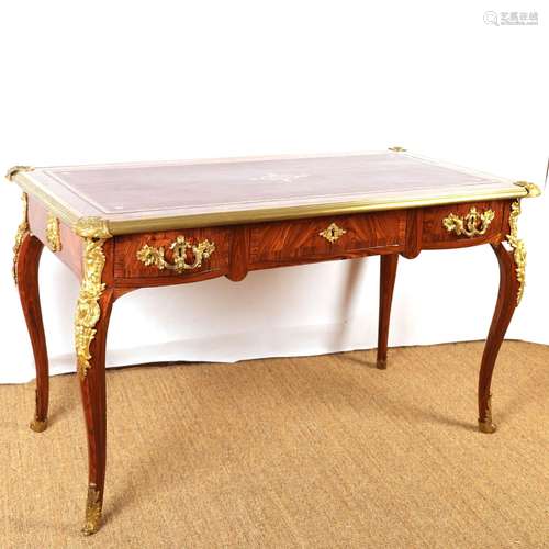 BUREAU DOUBLE FACE LOUIS XV EN BOIS DE VIOLETTE<br />
Trois ...