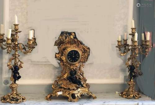 GARNITURE DE CHEMINÉE de style Louis XV <br />
Comprenant un...